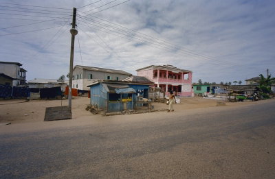 EU: Elmina, Bantuma Road with pink colonial house (2000), Elmina, 2000