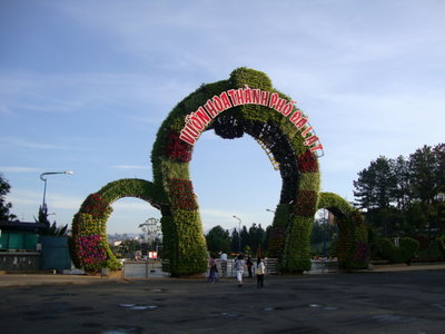 Cổng Vườn Hoa, Da Lat — photos through time