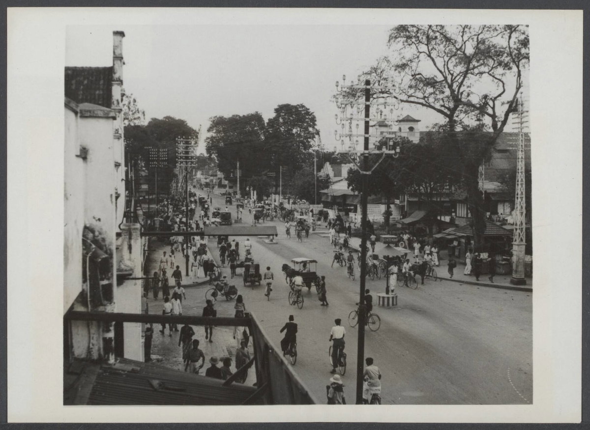 EU: Djokjakarta. Jalan Malioboro, de belangrijkste winkelstraat (1948), Yogyakarta, Indonesia, 1948