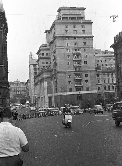 Átjáró a Vörös tér és a szemben látható Manézs tér között, szemben a Moszkva szálló. Fortepan, Moscow, 1963