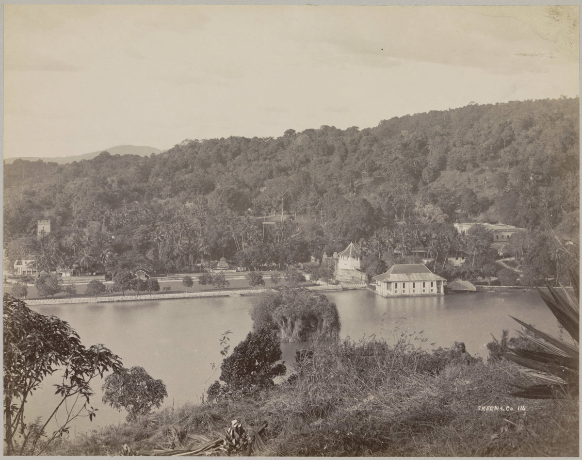 Gezicht op Kandy met Tempel van de Tand (Dalada Maligawa), Kandy, Sri Lanka, 1908