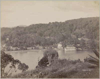 Gezicht op Kandy met Tempel van de Tand (Dalada Maligawa), Kandy, 1908