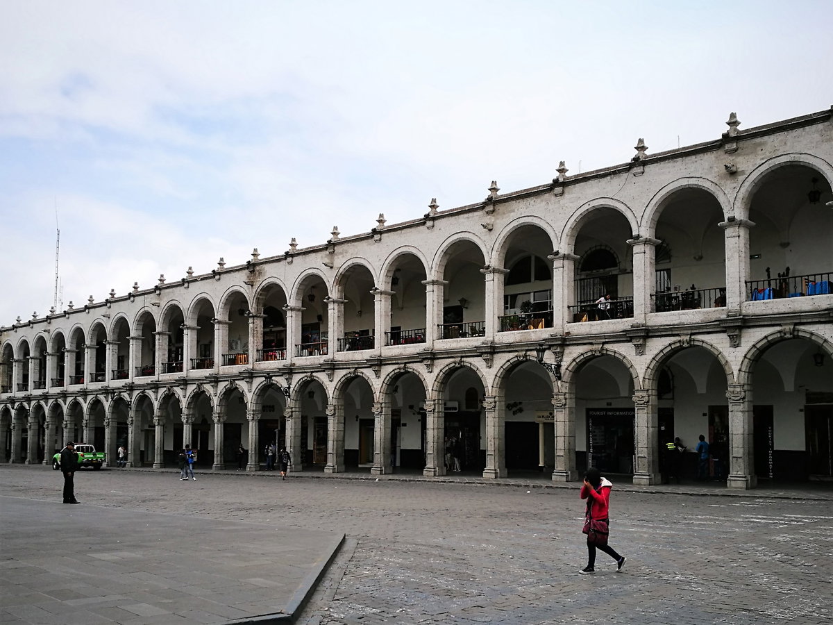 Arcades de la Plaza de Armas d'Arequipa02, Arequipa, Peru, 2017