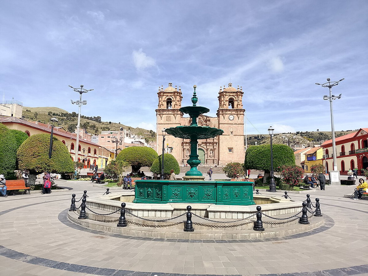 Pileta en la plaza de armas de Puno 01, Puno, Peru, 2025