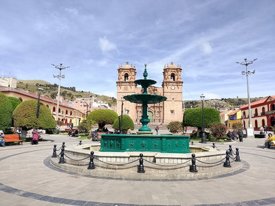 Pileta en la plaza de armas de Puno 01, Puno, 2025