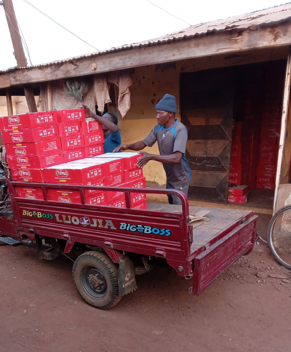 Hustlers Loading Tin Tomatoes in Tricycle 01, Tamale, Ghana, 2022