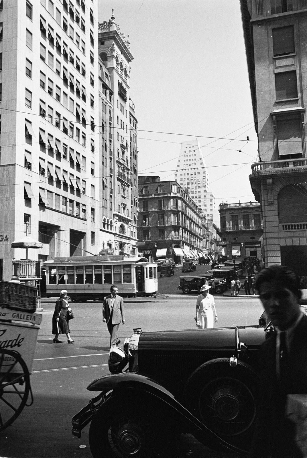 EU: Reisefotos Argentinien. Stadtbilder Buenos Aires. Straße Hochhäusern (1939), Buenos Aires, Argentina, 1939