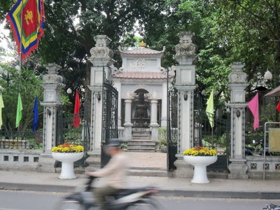 Entryway to Emperor Lê Thái Tổ Monument, Hanoi, 2012