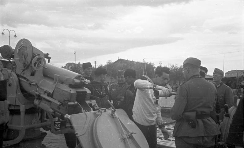 Bundesarchiv B 145 Bild-F016229-0009, Italienisches Kriegsschiff im Hafen von Split, Split, Croatia, 1941