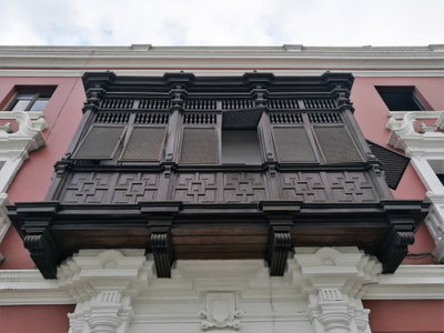 Tribuna de fusta d'edifici al jirón Independencia, a la Plaza de Armas de Trujillo, Trujillo, 2017