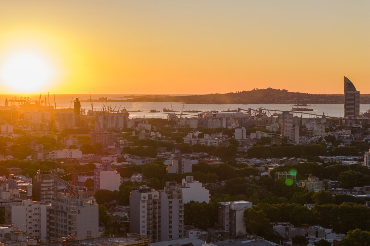 Vista aerea de la Bahia del Cerro de Montevideo, Montevideo, Uruguay, 2024