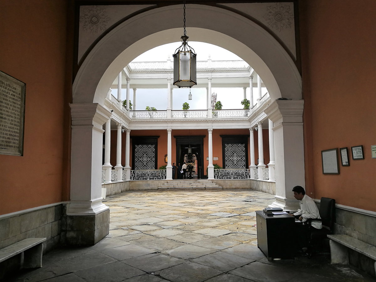 Entrada del Palacio Iturregui de Trujillo, Trujillo, Peru, 2017