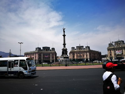 Centre de la Plaza Dos de Mayo del Districte de Lima amb l'estàtua02, Lima, 2017