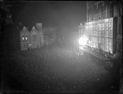 Crowd checking the 1931 general election results, Willis Street, Wellington, Wellington, 1931