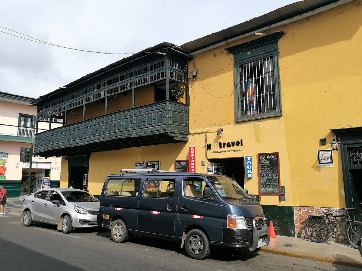 Edifici amb tribuna del jirón Independencia de Trujillo, Trujillo, Peru, 2017