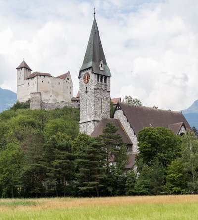 Pfarrkirche St. Nikolaus und Burg Gutenberg in Balzers, Liechtenstein, Balzers, 2018