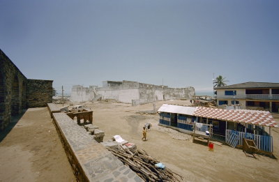 EU: Overzicht met omgeving, Anomabu Fort William (2002), Anomabu, 2002
