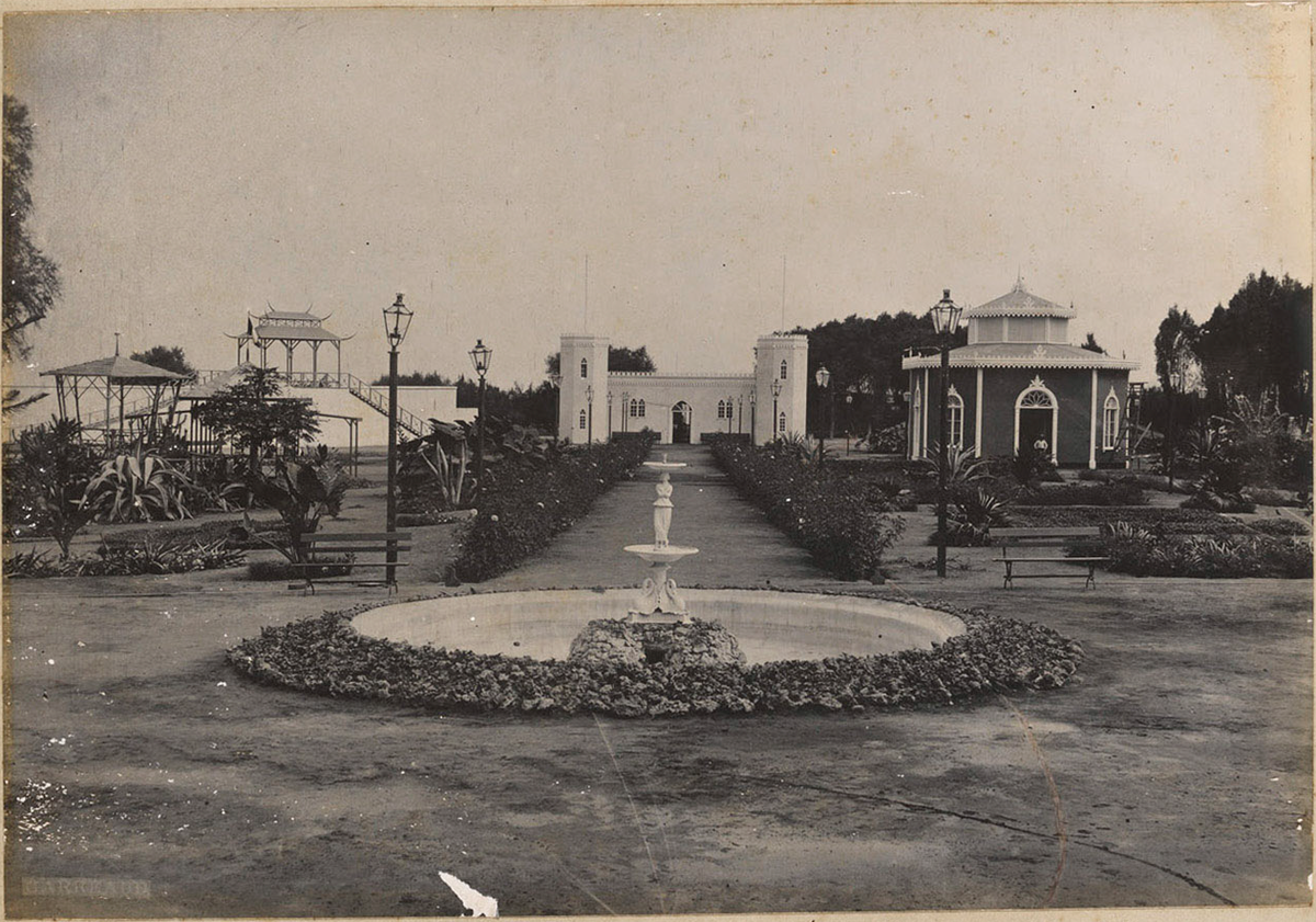 N° 438. Trujillo, Jardín de la Exposición, vista exteriór del Salón de Máquinas y del Kiosko, Trujillo, Peru, 1900