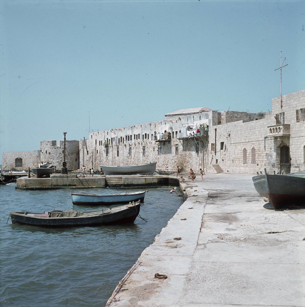 EU: Akko - Havenfront met bootjes in de haven en op de kade (1964), Acre, Israel, 1964