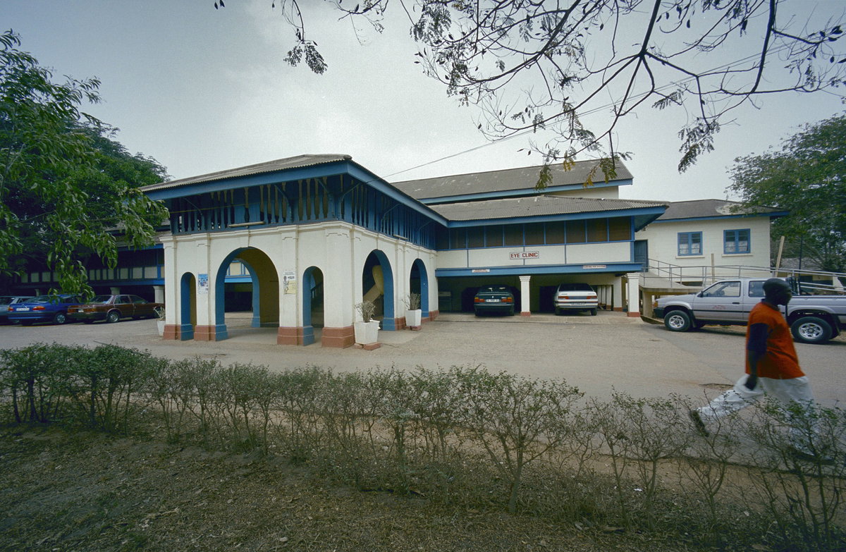 Overzicht voorgevel ziekenhuis, oogkliniek - Accra - - RCE, Accra, Ghana, 2000