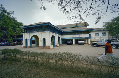Overzicht voorgevel ziekenhuis, oogkliniek - Accra - - RCE, Accra, 2000