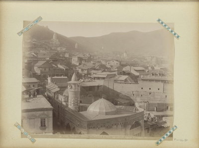 EU: Gezicht op Tiflis met kerken en op de voorgrond een moskee (1895), Tbilisi, 1895