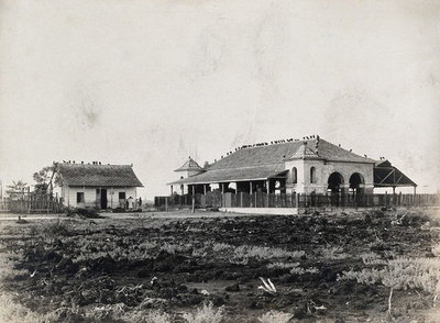 EU: Cartagena, Colombia: a large stone building used for the market, next to a wooden house. Photograph, 1910/1920 (?). (1910), Cartagena, 1910
