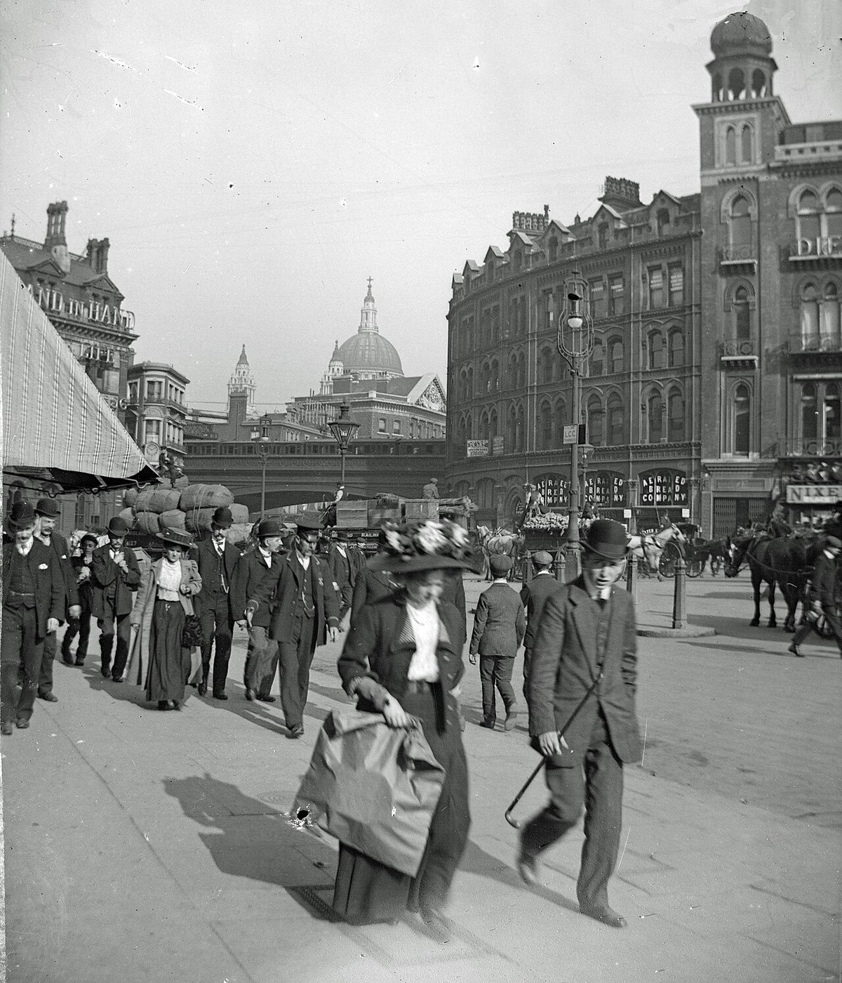 London street scene, London, United Kingdom, 1900