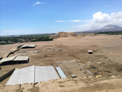 Huaca del Sol i restes de la ciutat enre les dues huaques, Trujillo, 2017