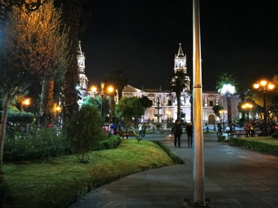 Plaza de Armas d'Arequipa de nit amb la catedral al fons, Arequipa, 2017