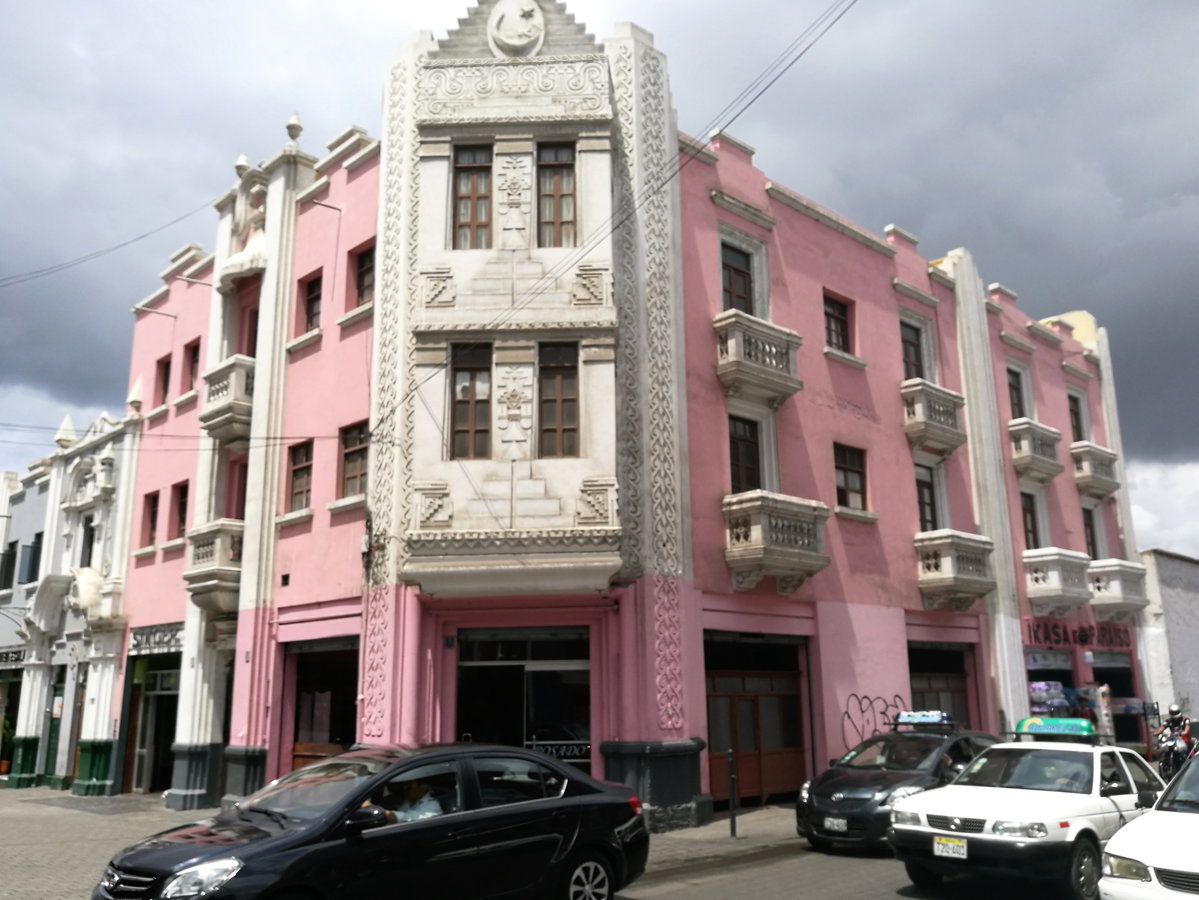 Edifici a la confluència entre el jirón Francisco Pizarro i el jirón Colón de Trujillo, Trujillo, Peru, 2017