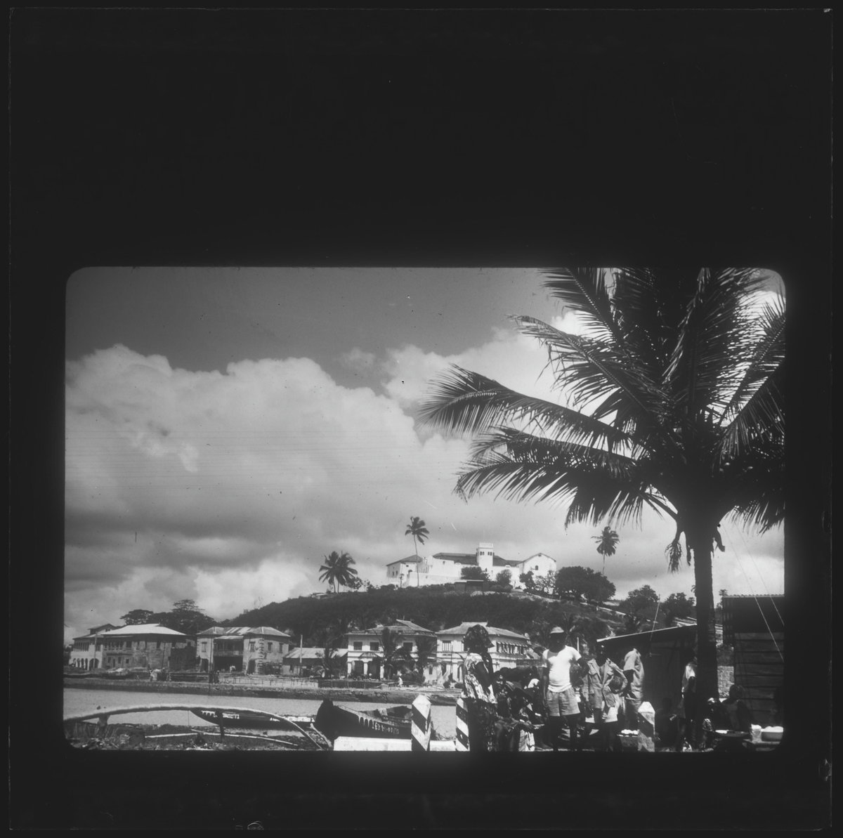 Gezicht op heuvel St. Jago met fort, Coenraadsbrug - - RCE, Elmina, Ghana, 1953