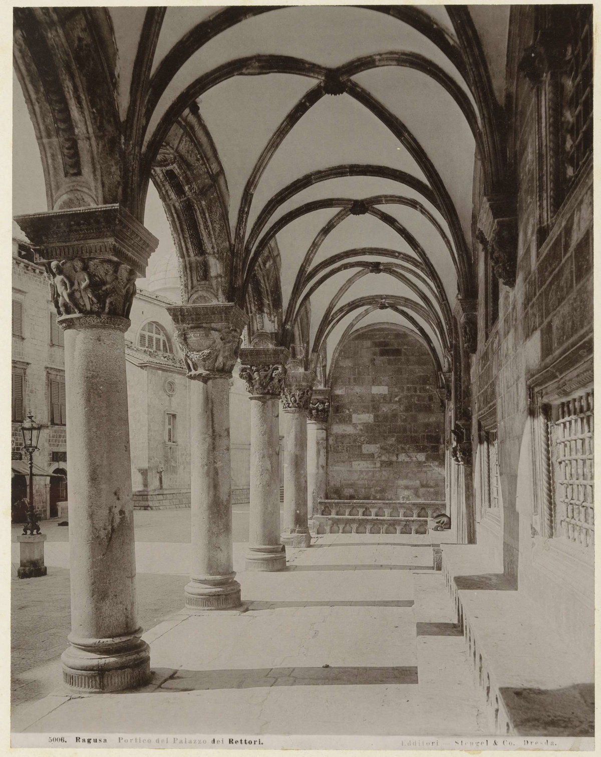 EU: Zuilengang van het Paleis van de Rector te Dubrovnik (1900), Dubrovnik, Croatia, 1900
