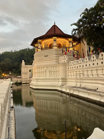 Paththirippuwa i el fossat, Kandy, 2023