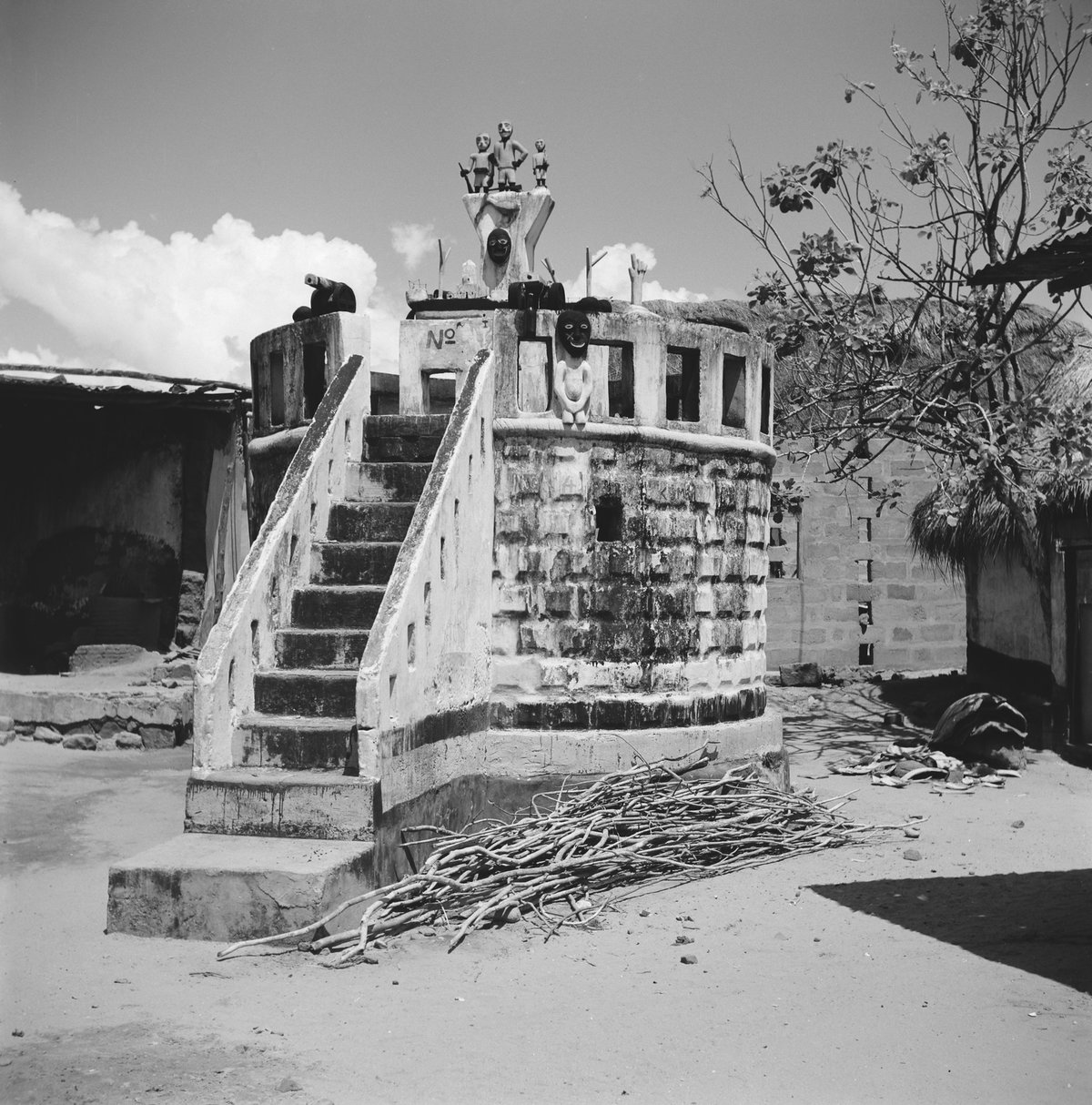 EU: Company's Monument Dutch Komenda' op het dorpsplein, voorstellende een fort (1966), Komenda, Ghana, 1966