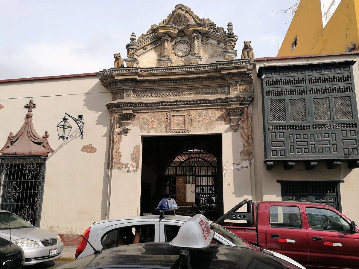 Edifici colonial del jirón Independencia amb tribuna de fusta, Trujillo, Peru, 2017