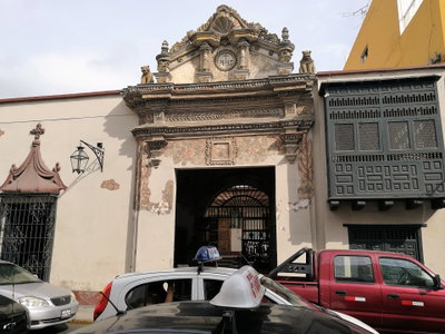 Edifici colonial del jirón Independencia amb tribuna de fusta, Trujillo, 2017