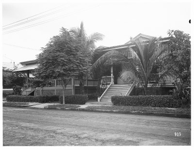 EU: Manila, Philippines. View of a private house with terrace and palm trees on a street (1913), Manila, 1913