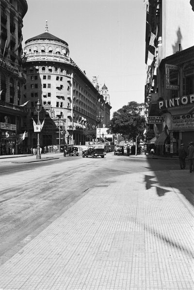 EU: Reisefotos Argentinien. Stadtbilder Buenos Aires. Straße mit Kopfbau (1939), Buenos Aires, 1939