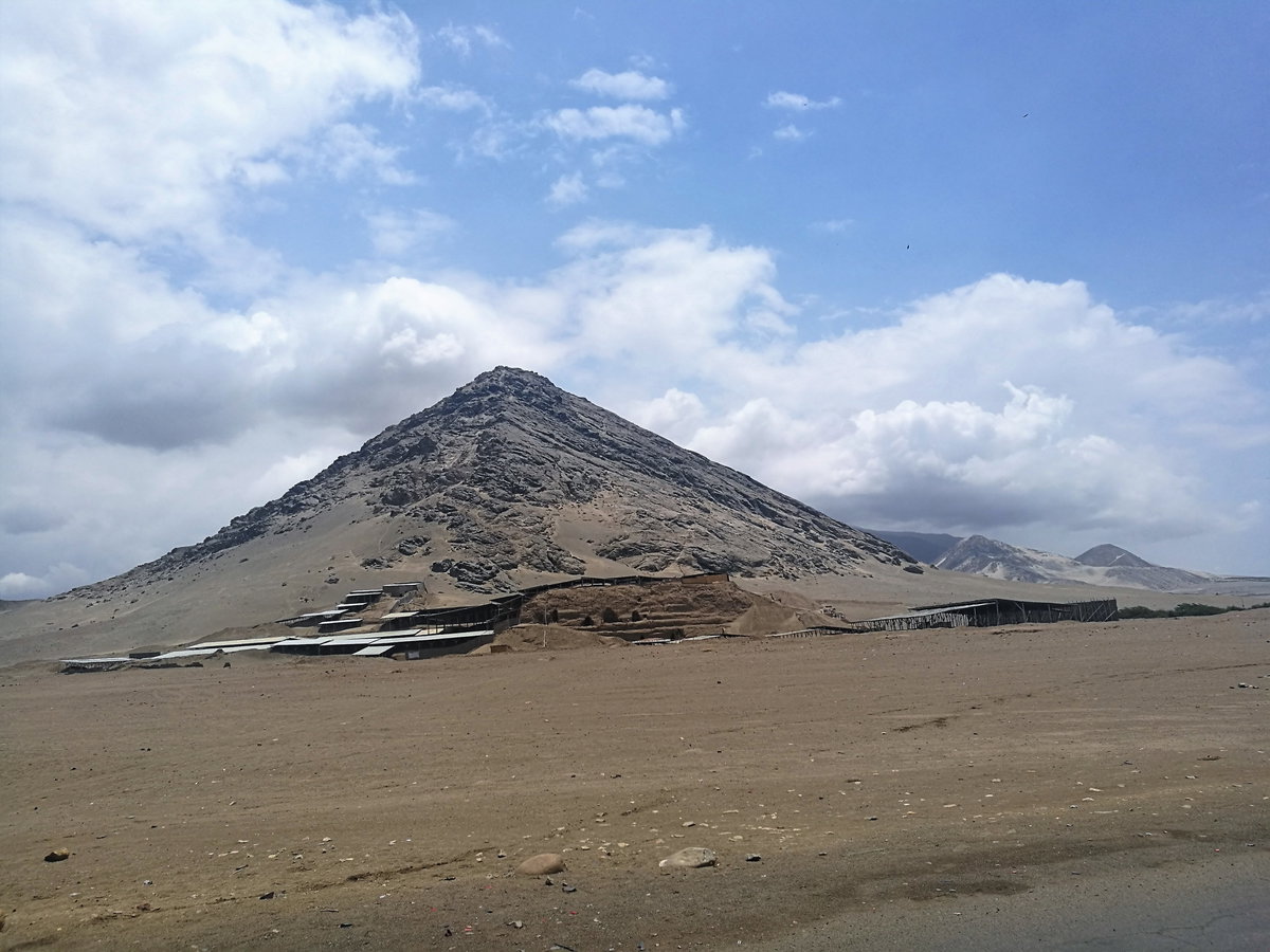 Huaca de la Luna des de l'accés al museu, Trujillo, Peru, 2017