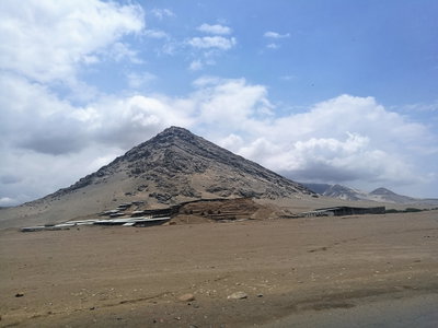 Huaca del Sol des de la carretera, Trujillo — photos through time
