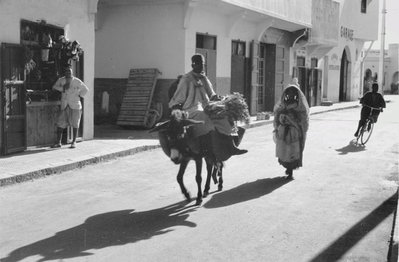 EU: Reisefotos Marokko. Straßenbild mit Eselsreiter (wohl in Casablanca) #024 (1939), Casablanca, 1939