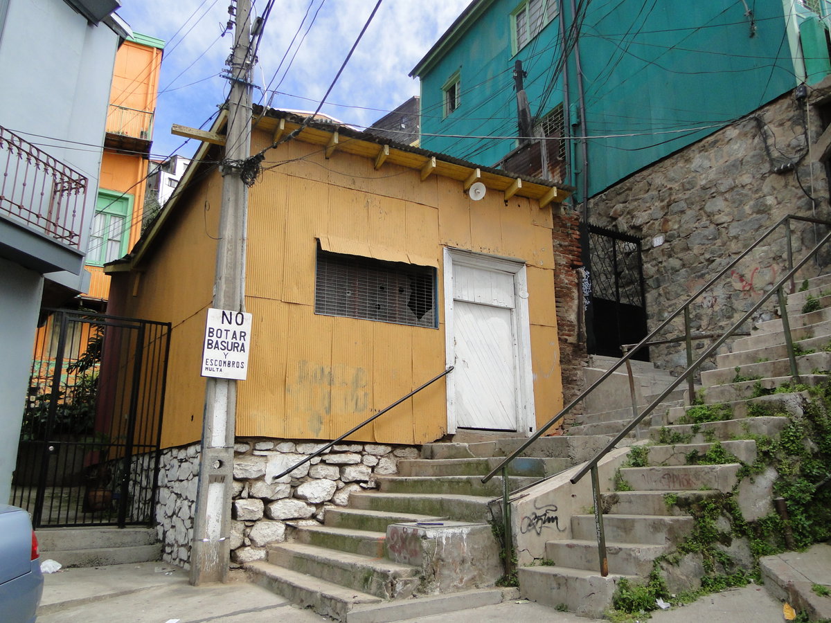 Ascensor Cerro Mariposa-Entrada Calle Marin, Valparaíso, Chile, 2012