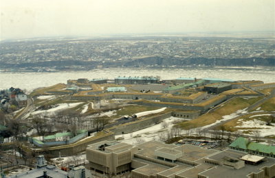 Ville de Québec vue en direction est du haut de l'édifice G Édifice Marie-Guyart, Quebec City, 1981
