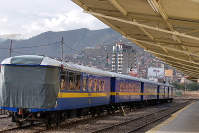 Narrow gauge rail vehicles of PeruRail, Cusco — photos through time