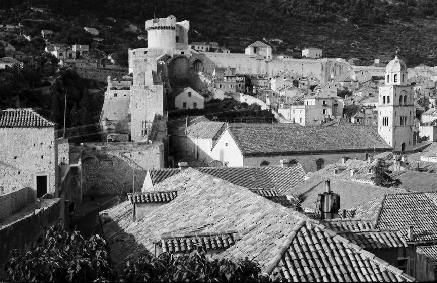EU: Dubrovnik: Rundgang auf der Stadtmauer, Stadtmauer mit Franziskanerkloster und Minceta Turm (1961), Dubrovnik, Croatia, 1961