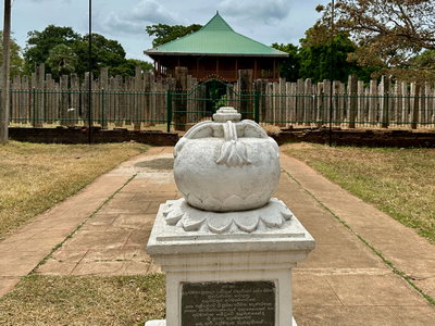 Lovamahapaya - Placa restauració, Anuradhapura, 2023