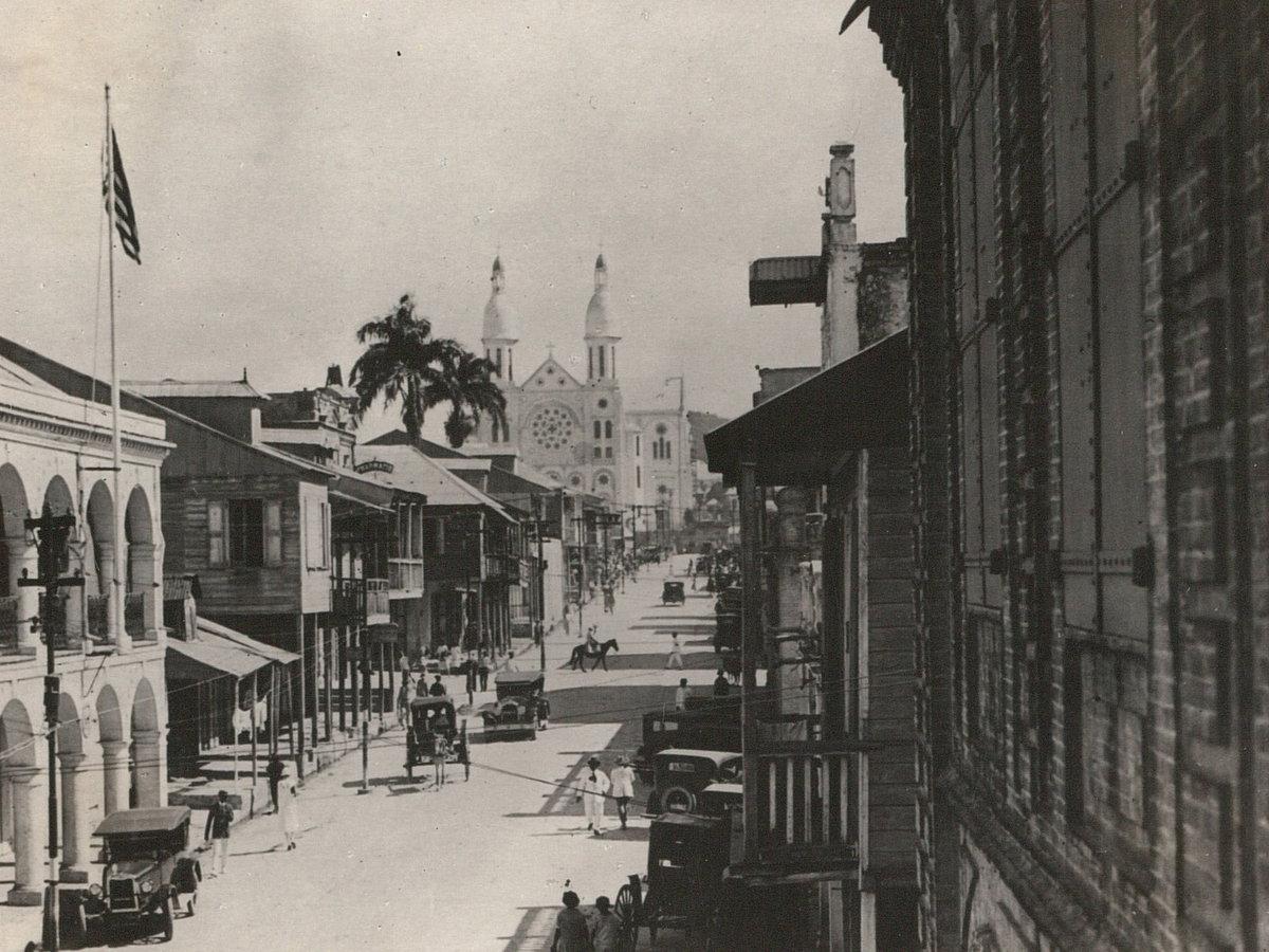 EU: Port-au-Prince, Haiti. Blick auf eine Hauptgeschäftsstraße gegen Kathedrale, vorn links amerikanisches Konsulat (1920), Port-au-Prince, Haiti, 1920