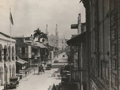 EU: Port-au-Prince, Haiti. Blick auf eine Hauptgeschäftsstraße gegen Kathedrale, vorn links amerikanisches Konsulat (1920), Port-au-Prince, 1920