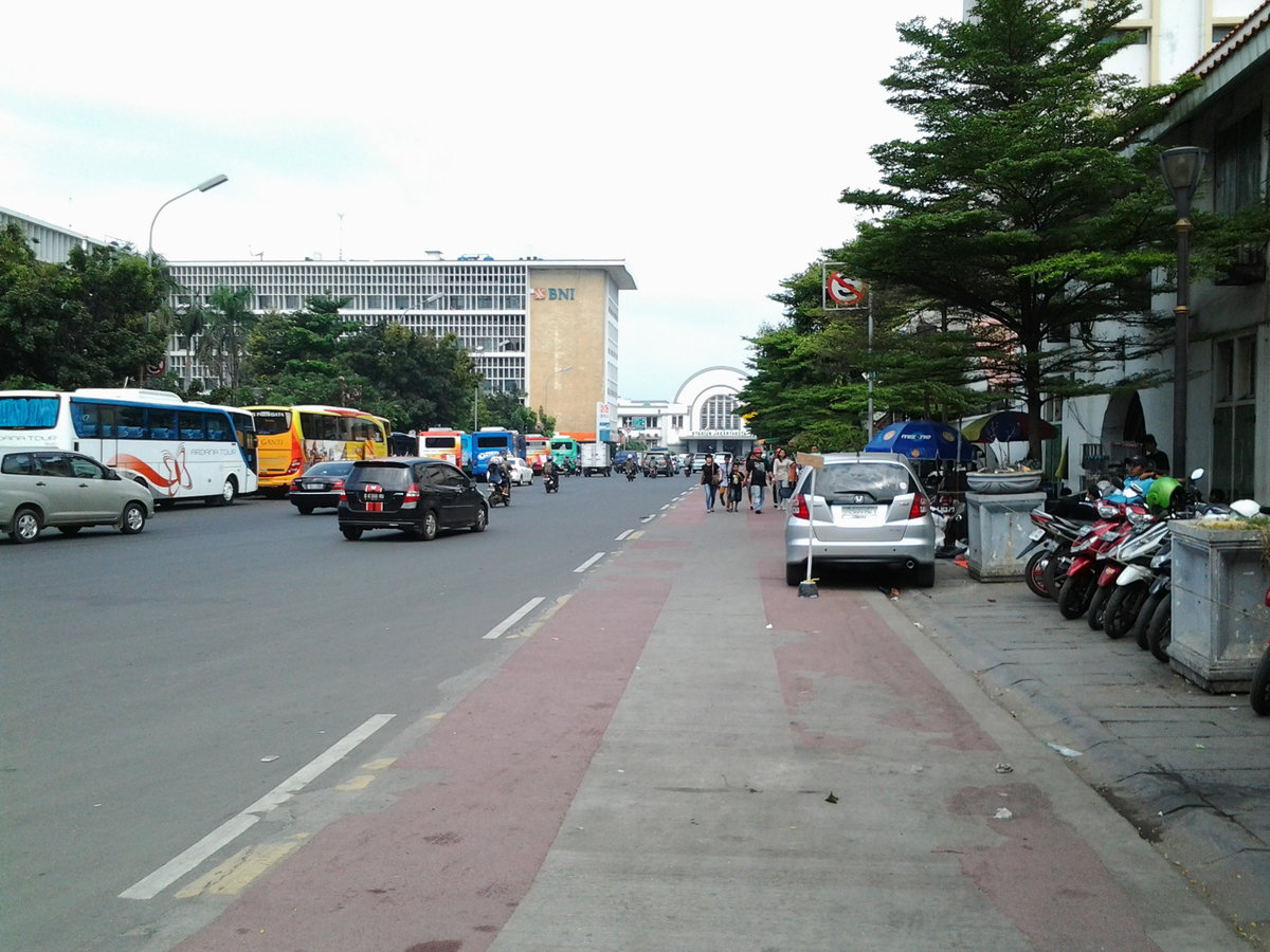 Stasiun Jakarta dari Museum Fatahillah, Jakarta, Indonesia, 2013
